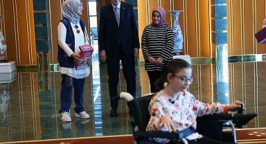 Cumhurbaşkanı Erdoğan, kendisiyle görüşmek isteyen engelli kız çocuklarını Cumhurbaşkanlığı Külliyesi'nde ağırladı