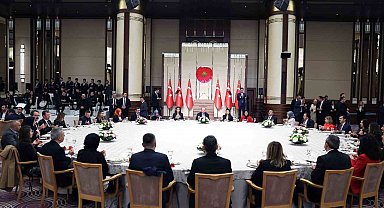 Cumhurbaşkanı Erdoğan: "Nasıl ki FETÖ'ye, terör örgütlerine, bilumum marjinal yapılara kaptıracak evladımız yoksa siyaset tüccarlarının ihtiraslarına kurban edeceğimiz tek bir gencimiz de yoktur"
