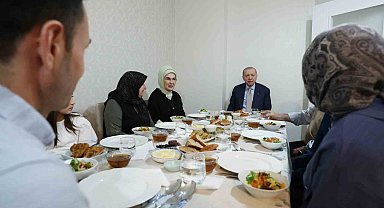 Cumhurbaşkanı Erdoğan ve eşi Emine Erdoğan, iftarda Fidan ailesini ziyaret etti