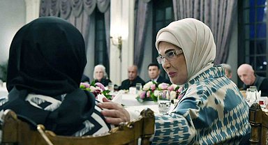 Cumhurbaşkanı Erdoğan'dan eşi Emine Erdoğan'ın yaşlılarla iftarına sürpriz ziyaret