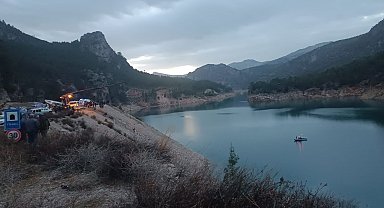 Ermenek'te baraj gölüne uçan kamyonetin sürücüsü aranıyor