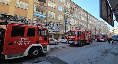 Evini yakan şahsı itfaiye kurtardı