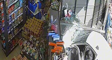 Fren yerine gaza basınca markete girdi, o anlar kamerada