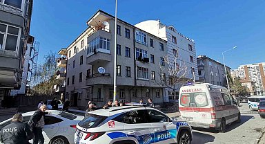 Genç kız annesini defalarca bıçaklayarak öldürdü