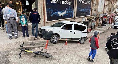 Geri manevra yapan hafif ticari araç yokuştaki merdivenli kaldırıma düştü