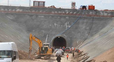 Hızlı tren şantiyesinde kaya düşmesi: 1 ölü, 1 yaralı