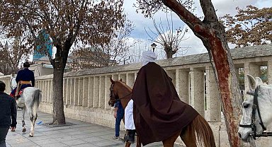 İspanya'dan at sırtında hac için yola çıkan 3 arkadaş Mevlana Müzesini ziyaret etti