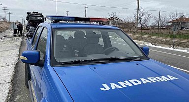 Kamyonun motor kısmındaki yangın paniğe neden oldu