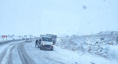Kar yağdı, kazalar art arda geldi