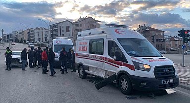 Karaman'da ambulansla otomobil çarpıştı: 3 yaralı