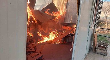 Karaman'da bahçe evi alevlere teslim oldu