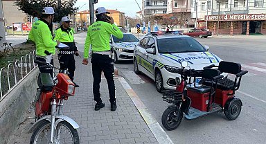 Karaman'da motosikletle üç tekerlekli bisiklet çarpıştı: 1'i çocuk 3 yaralı
