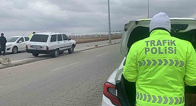 Karaman'da orta refüje çıkan otomobilin sürücüsü yaralandı