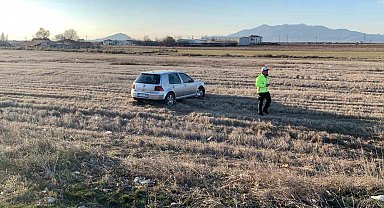 Karaman'da otomobil tarlaya uçtu: 2 yaralı