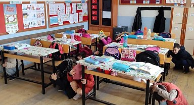 Karapınar'da ilkokul öğrencileri deprem tatbikatı gerçekleştirdi