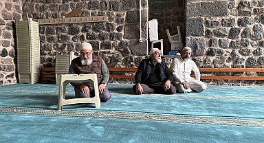 Kayseri'de vatandaşlar 8 asırlık camide itikafa girdi