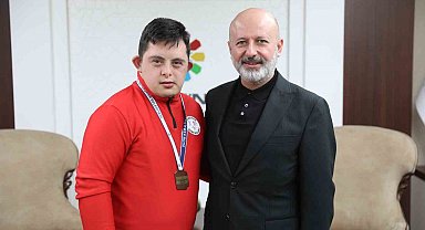 Kocasinan Sporcusu Mehmet Taşdemir, Down Futsal Avrupa Şampiyonası için hazırlanıyor