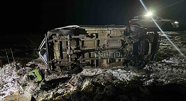 Kontrolden çıkan kamyonet devrildi: 3 yaralı