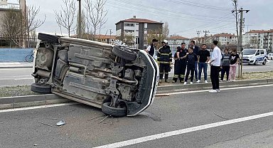 Kontrolden çıkan otomobil refüje devrildi, yaralı sürücü kaçtı