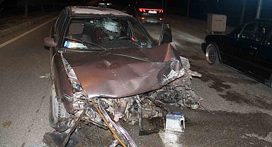 Konya'da lastiği patlayan otomobil direğe çarptı, sürücüsü yaralandı