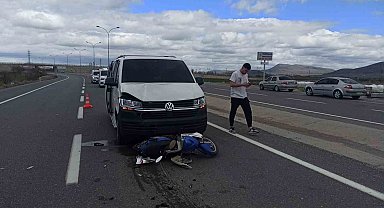 Konya'da minibüs ile elektrikli bisiklet çarpıştı: 2 yaralı