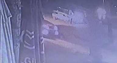 Konya'da otomobilin altında kalan yayayı vatandaşlar kurtarıldı