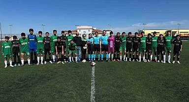 Konya'da U15 Ligi maçında Dünya Kadınlar Günü kutlaması