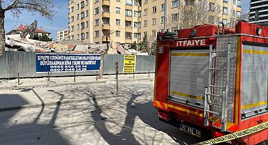 Konya'da yıkım aşamasındaki 6 katlı bina çöktü
