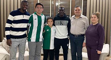 Konyasporlu Ndao ve Keyta oruçlarını Konyalı aileyle açtı