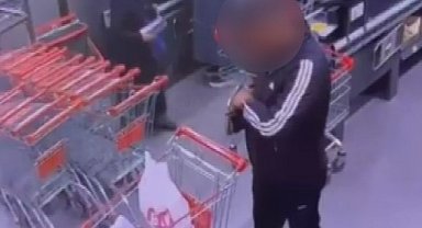 Marketteki kasiyerin cep telefonunu çalan hırsız kamerada