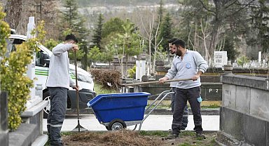 Mezarlıklarda bayram hazırlığı