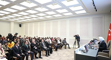 Milletvekili Ayşe Böhürler Mektep Melikgazi'de gençlerle söyleşi yaptı