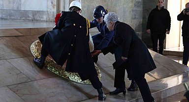 Milli Savunma Bakanı Yaşar Güler'in eşi Demet Güler, 8 Mart Dünya Kadınlar Günü dolayısıyla Anıtkabir'i ziyaret etti