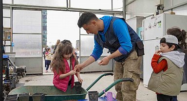 Minik eller toprakla buluştu