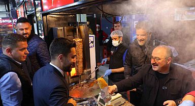 Mustafa Varank, Ankara'da gençlerle kokoreççide sahur yaptı