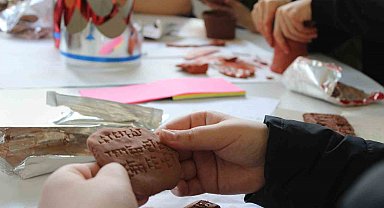 Müzede gördüklerinin aynısını yapıyorlar