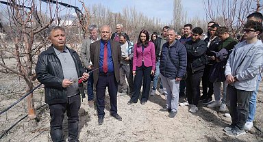 Niğde'de çiftçilere meyve ağaçlarında aşılama eğitimi