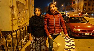 Niğde'nin 'Kovboy Muhtar'ı bu kez eline davulu aldı, mahalleliyi manilerle sahura kaldırdı