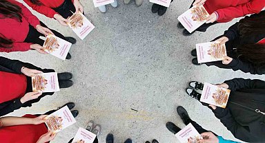 Ortaokul öğrencileri, yazdıkları hikayelerle kendi kitaplarını bastı