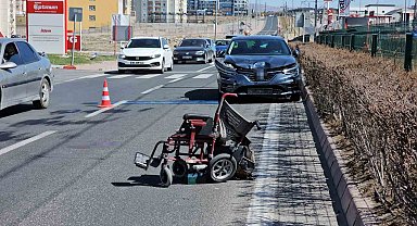 Otomobil akülü araca çarptı