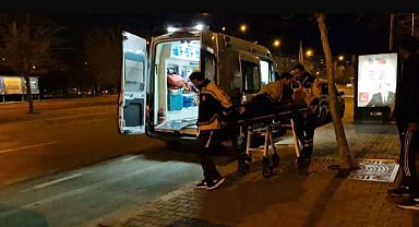 Otomobilden rastgele ateş edildi, kaldırımda yürüyen genç yaralandı