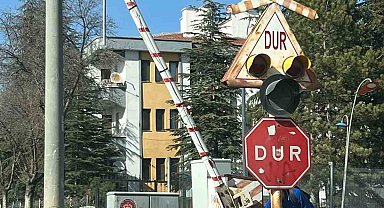 Polatlı'da hemzemin geçitte yaşanan bariyer arızası vatandaşları tedirgin ediyor