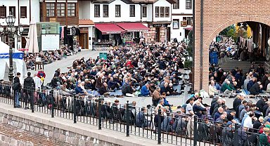 Ramazan ayının son cumasında eller semaya açıldı