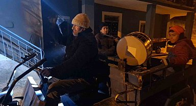 Sahura 'patpatlı' davulcular uyandırıyor