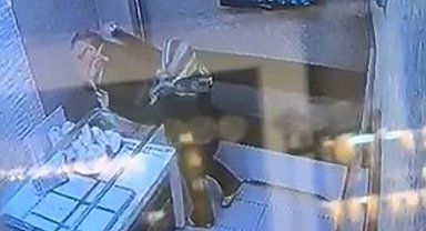 Sarrafı soymak için kılık değiştirmiş