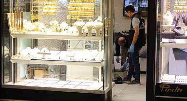 Sarrafın kafasına taşla vurarak kuyumcuyu soymaya çalışan yaşlı kadın gözaltına alındı