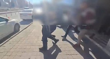 Seyir halindeki aracın önünü kesip cep telefonu yağmalayan 9 şüpheli gözaltına alındı