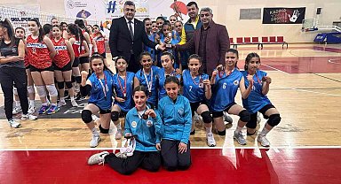 Tomarza Belediyespor kız voleybolda Kayseri 4.'sü oldu