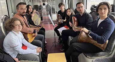 Tramvayda öğrencilerden duygulandıran Çanakkale Türküsü