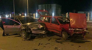 Üst geçitte iki otomobil kafa kafaya çarpıştı: 2 yaralı